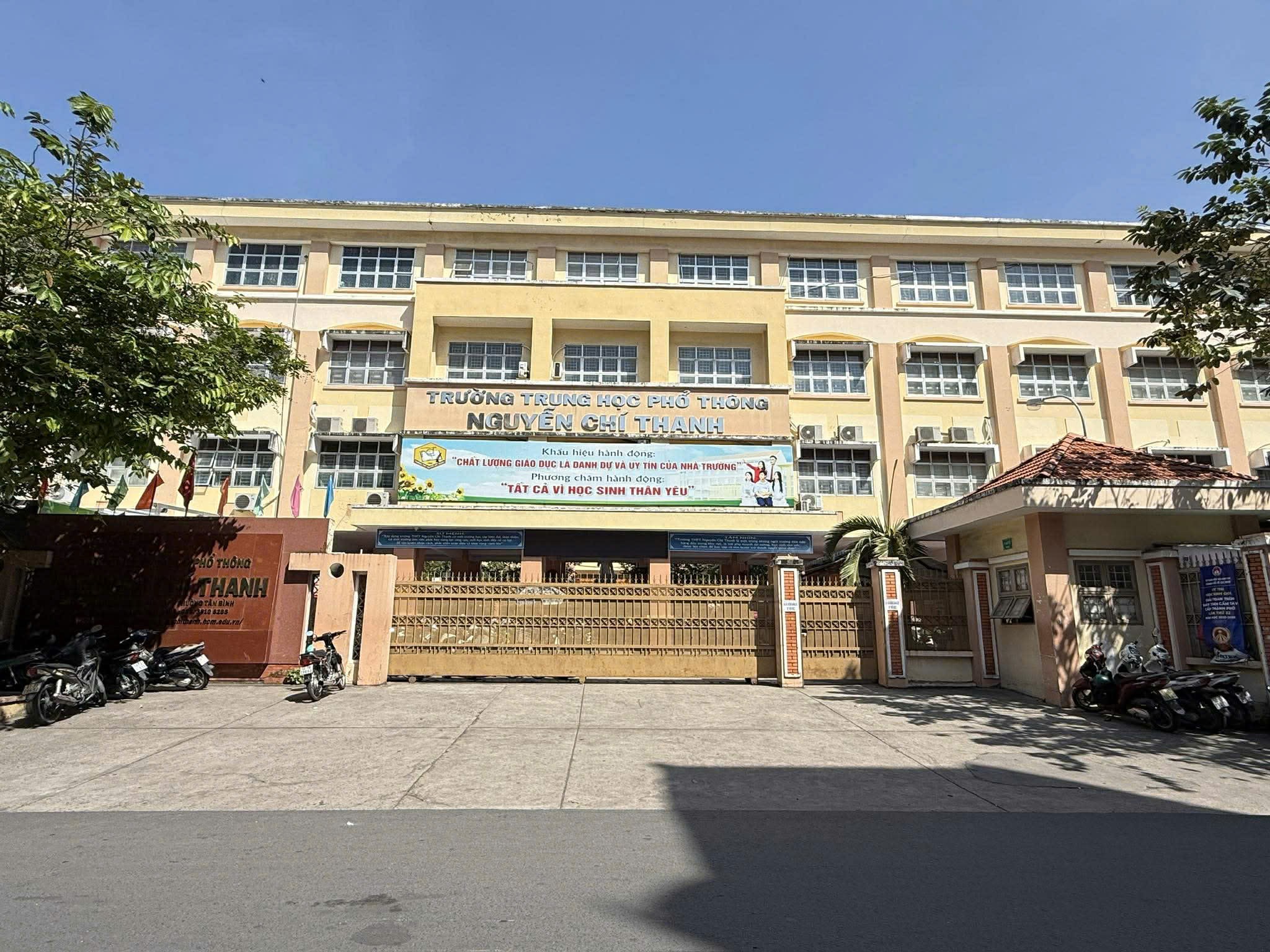 VILLA ĐƯỜNG XE TẢI CẠNH NHÀ GA T3 - 3 TẦNG 140m2 (7×20) VUÔNG VỨC