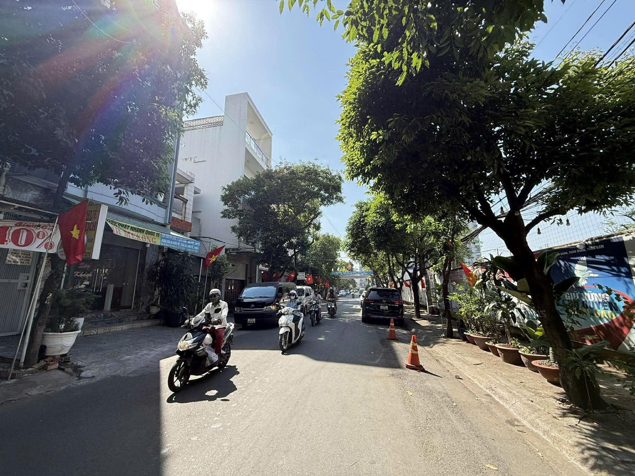 VILLA ĐƯỜNG XE TẢI CẠNH NHÀ GA T3 - 3 TẦNG 140m2 (7×20) VUÔNG VỨC 2