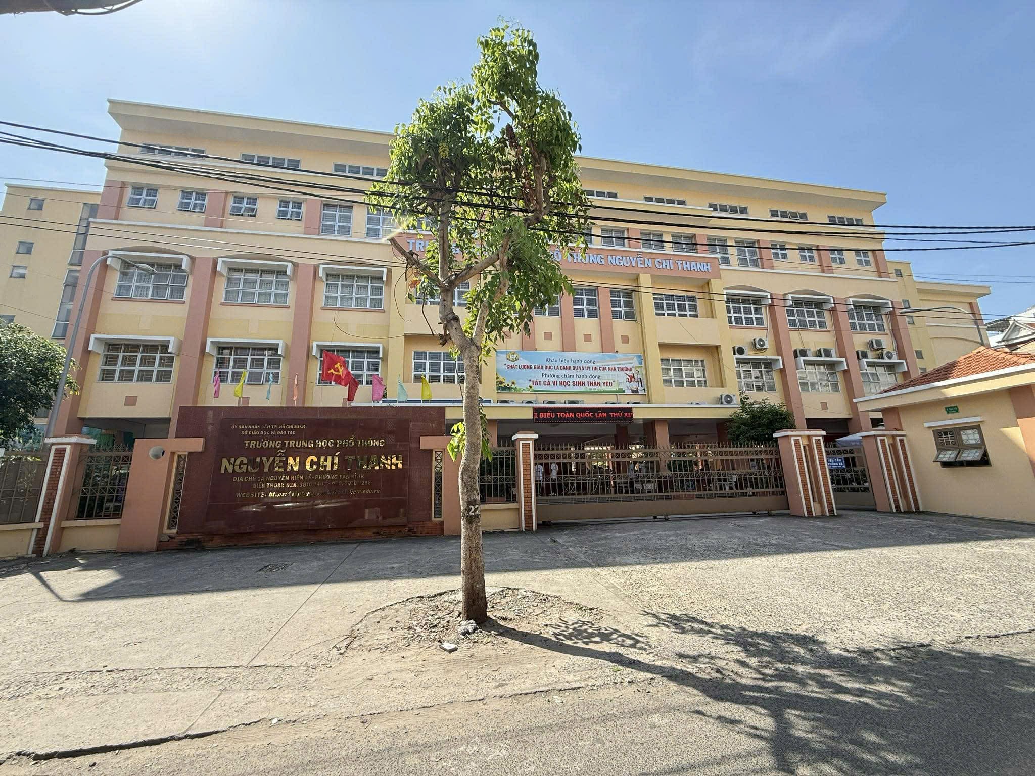 VILLA ĐƯỜNG XE TẢI CẠNH NHÀ GA T3 - 3 TẦNG 140m2 (7×20) VUÔNG VỨC 3