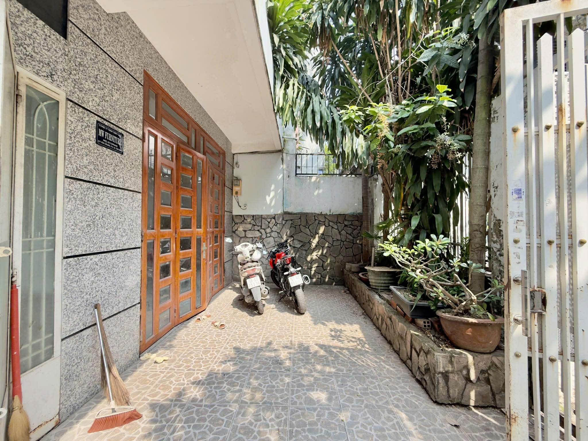 VILLA ĐƯỜNG XE TẢI CẠNH NHÀ GA T3 - 3 TẦNG 140m2 (7×20) VUÔNG VỨC 5