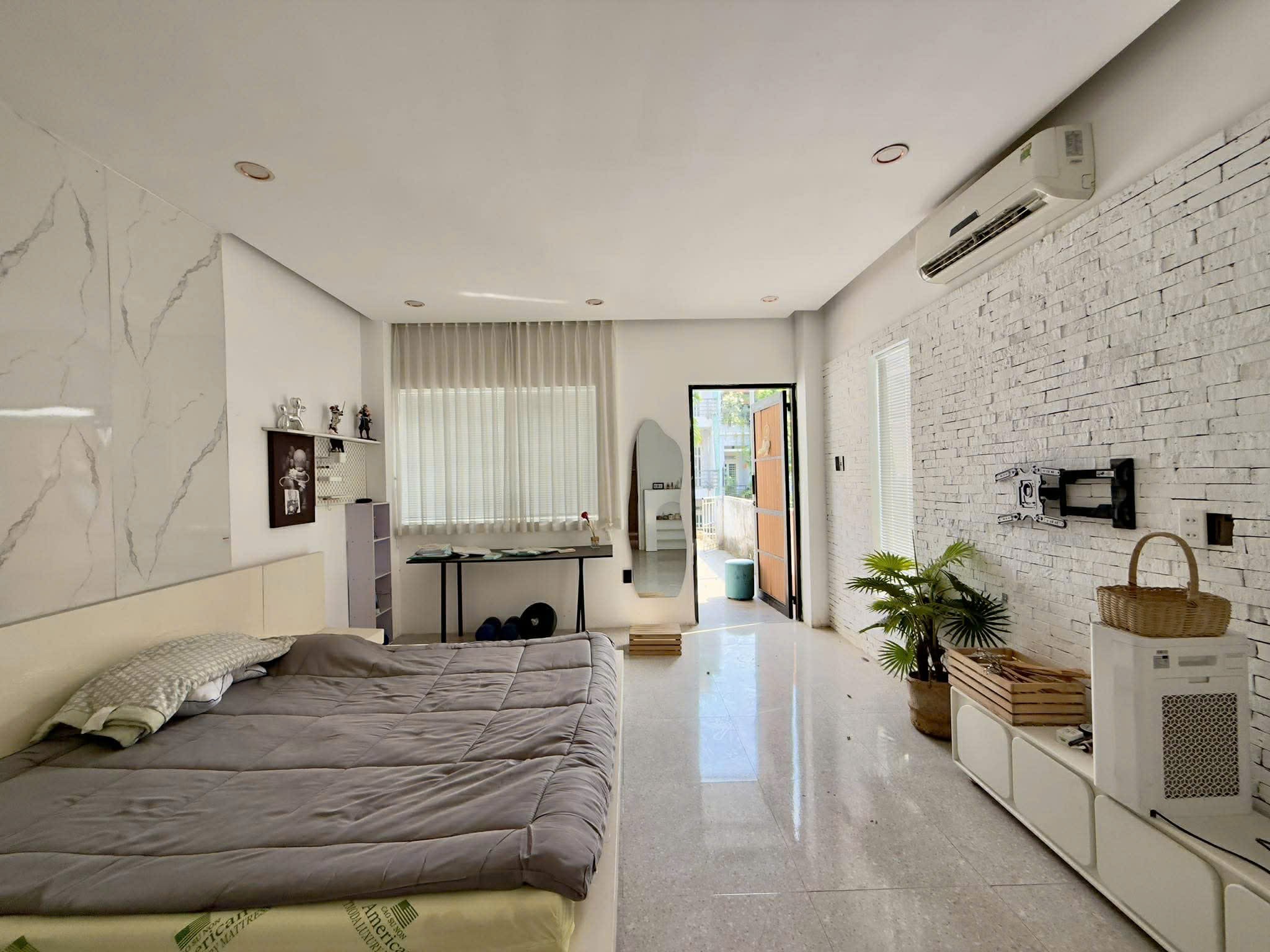 VILLA ĐƯỜNG XE TẢI CẠNH NHÀ GA T3 - 3 TẦNG 140m2 (7×20) VUÔNG VỨC 9