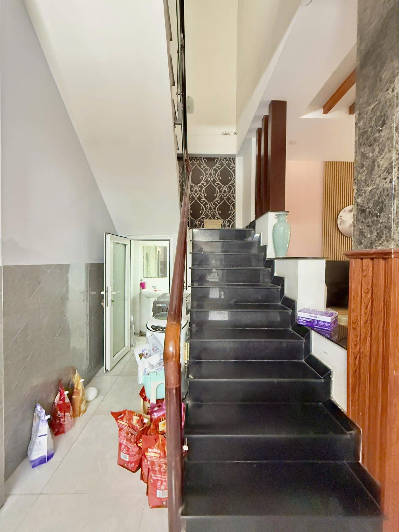 VILLA ĐƯỜNG XE TẢI CẠNH NHÀ GA T3 - 3 TẦNG 140m2 (7×20) VUÔNG VỨC 14