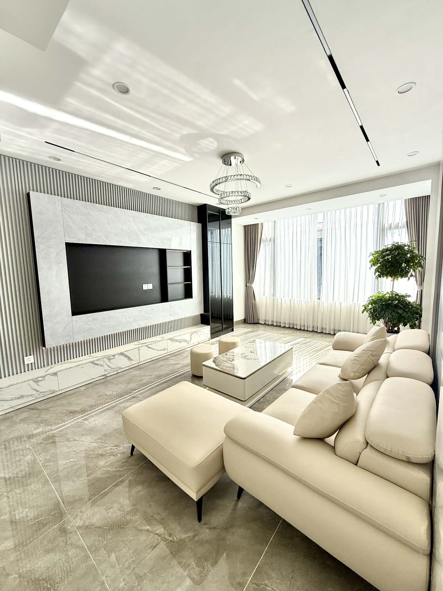 BÁN NHÀ PHÔ NGÔ GIA TỰ - LONG BIÊN, 6 TẦNG THANG MÁY, GARA Ô TÔ, KINH DOANH. GIÁ 11,5 TỶ 2