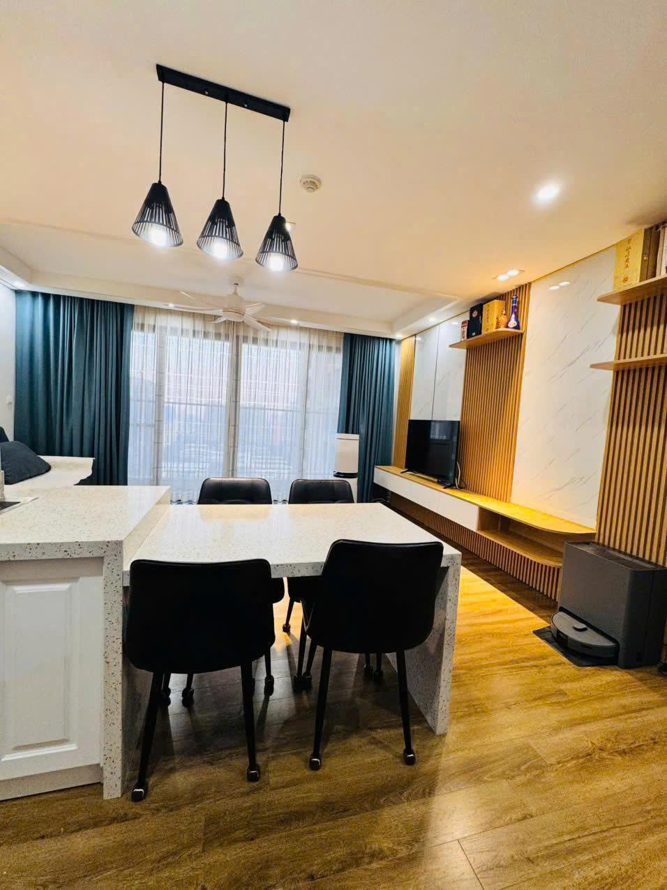 Cần bán căn 3PN-85m2 VINHOMES D'CAPITALE - TÒA C3 view hồ