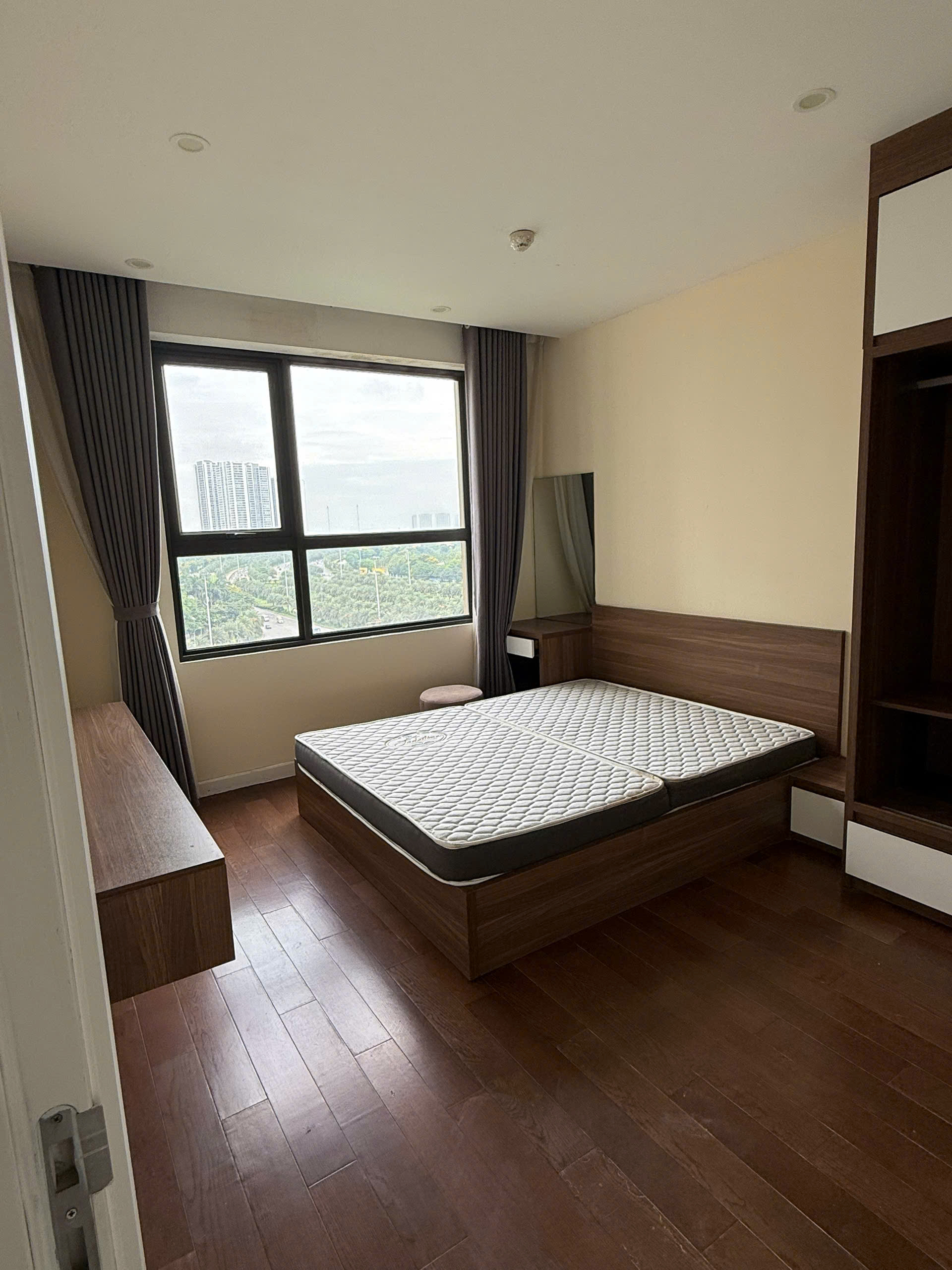 Bán căn hộ 3PN VIEW HỒ tại Vinhomes Trần Duy Hưng, chỉ 12.x t.ỷ 5