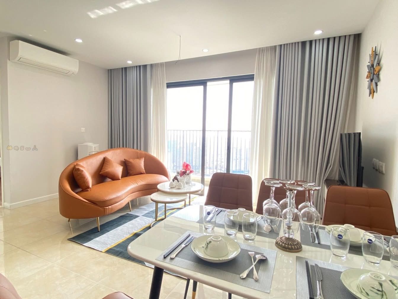 Cần bán gấp căn hộ 2 ngủ view hồ tại Vinhomes D'capitale, full đồ 4