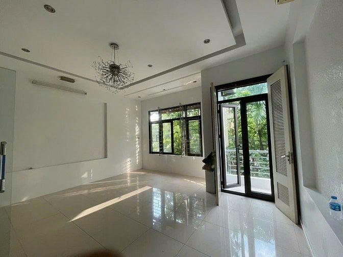 Cho thuê nhà riêng Nguyễn Văn Huyên - Cầu Giấy 82m x 5T GIÁ 35TR Ô TÔ, VỈA HÈ