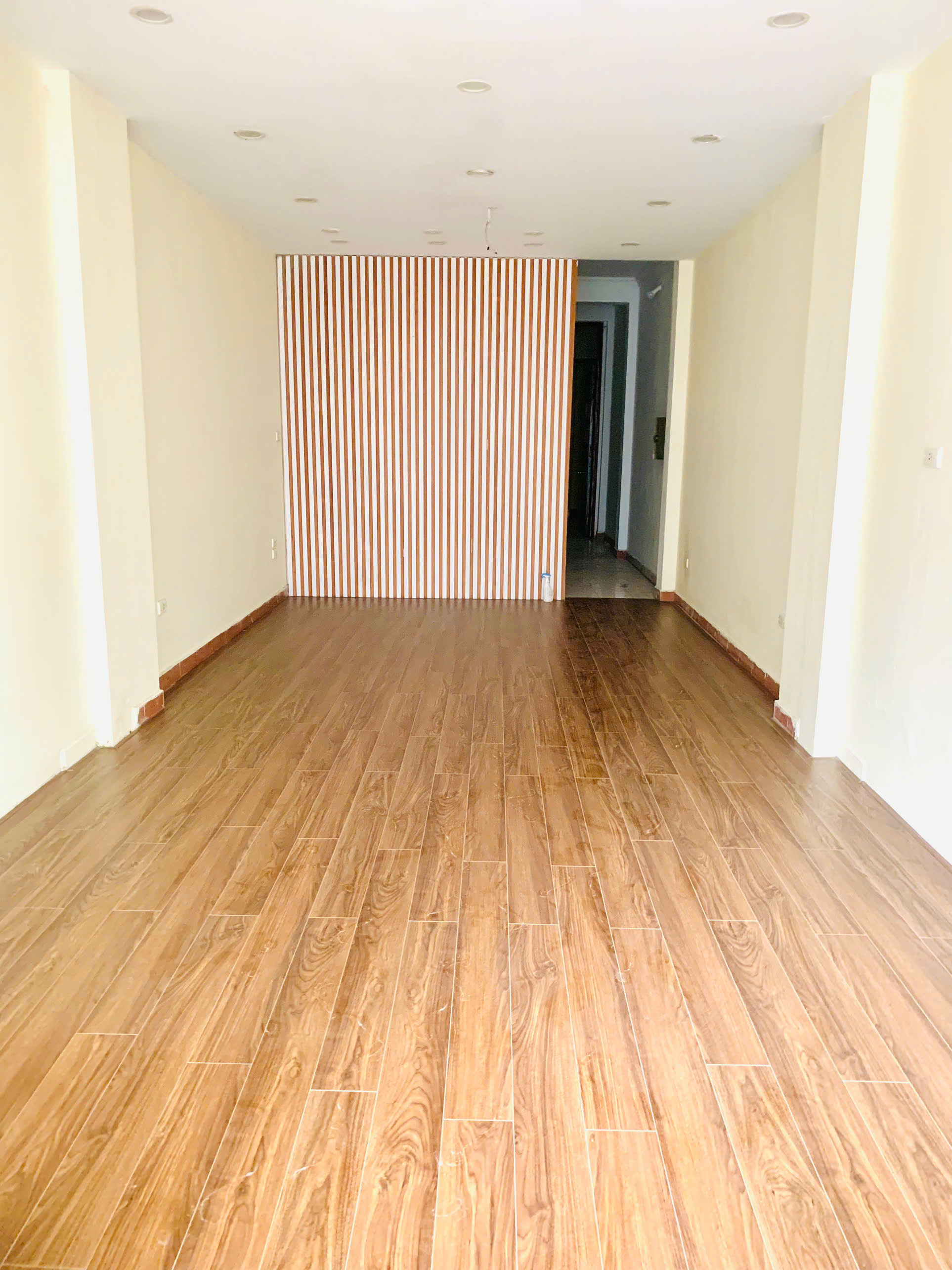 Cho thuê nhà riêng  Lê Đại Hành, Hai Bà Trưng 90m x 4T giá 32 triệu Ô TÔ - KINH DOANH