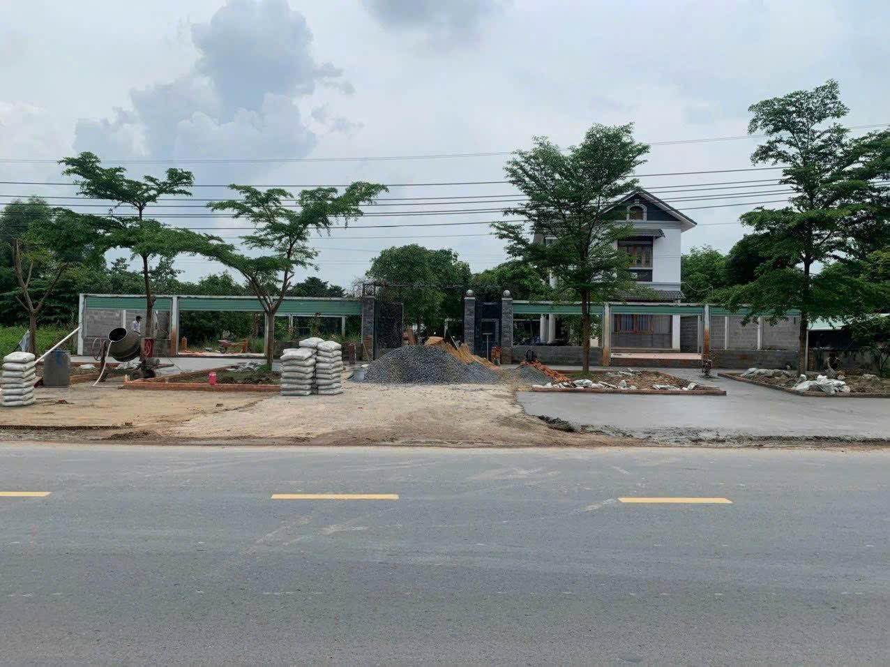 MẶT TIỀN NHỰA 1/ NGẮN TỈNH LỘ 8 – ĐỐI DIỆN CỔNG KCN ĐÔNG NAM 2