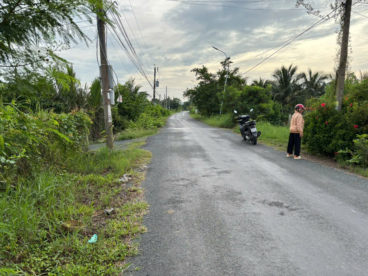 Mua đất tặng nhà cấp 4 mt đường nhựa 9m xã Long Hựu rẻ 950tr