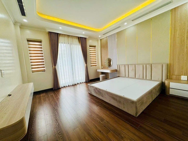 Bán gấp trong 15 ngày 76,5m2 nhà 8 tầng thang máy mặt ngõ 68/79 Nguyễn Văn Linh. Đường 3 ô tô tránh 3