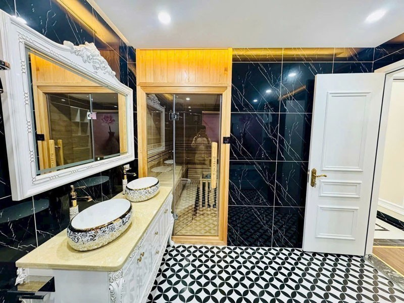 Bán gấp trong 15 ngày 76,5m2 nhà 8 tầng thang máy mặt ngõ 68/79 Nguyễn Văn Linh. Đường 3 ô tô tránh 5