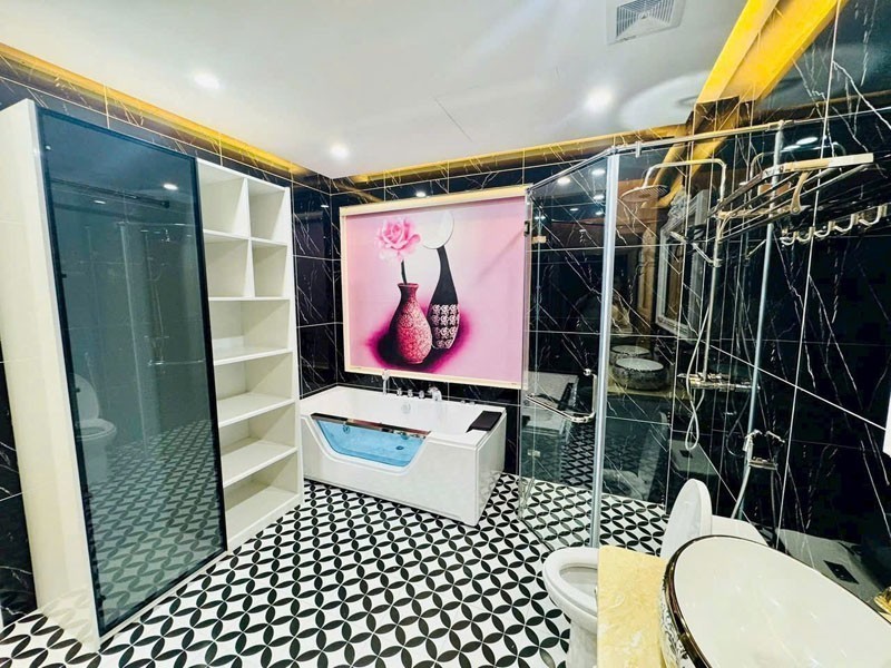 Bán gấp trong 15 ngày 76,5m2 nhà 8 tầng thang máy mặt ngõ 68/79 Nguyễn Văn Linh. Đường 3 ô tô tránh 6