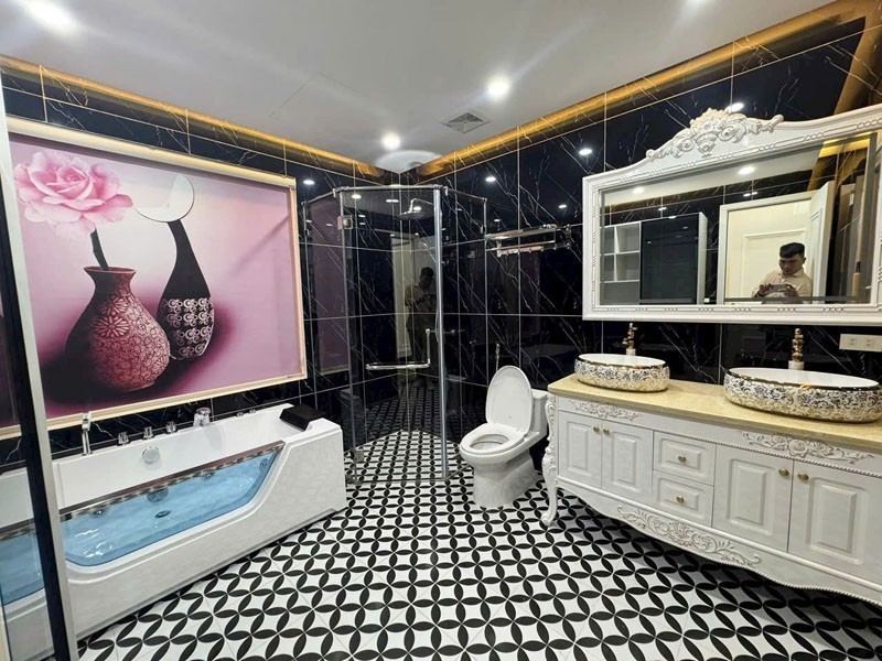 Bán gấp trong 15 ngày 76,5m2 nhà 8 tầng thang máy mặt ngõ 68/79 Nguyễn Văn Linh. Đường 3 ô tô tránh 7