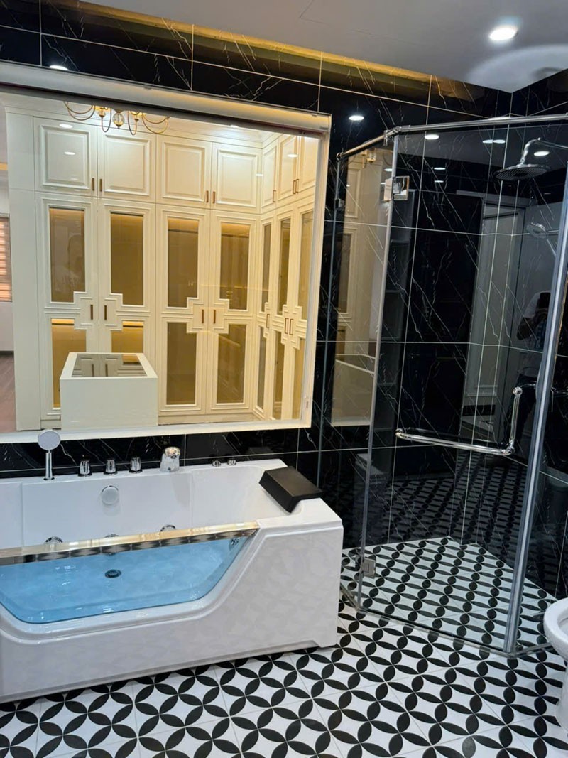 Bán gấp trong 15 ngày 76,5m2 nhà 8 tầng thang máy mặt ngõ 68/79 Nguyễn Văn Linh. Đường 3 ô tô tránh 9