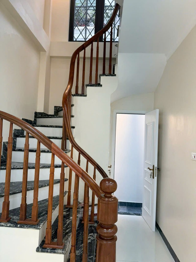 Bán gấp trong 15 ngày 76,5m2 nhà 8 tầng thang máy mặt ngõ 68/79 Nguyễn Văn Linh. Đường 3 ô tô tránh 10