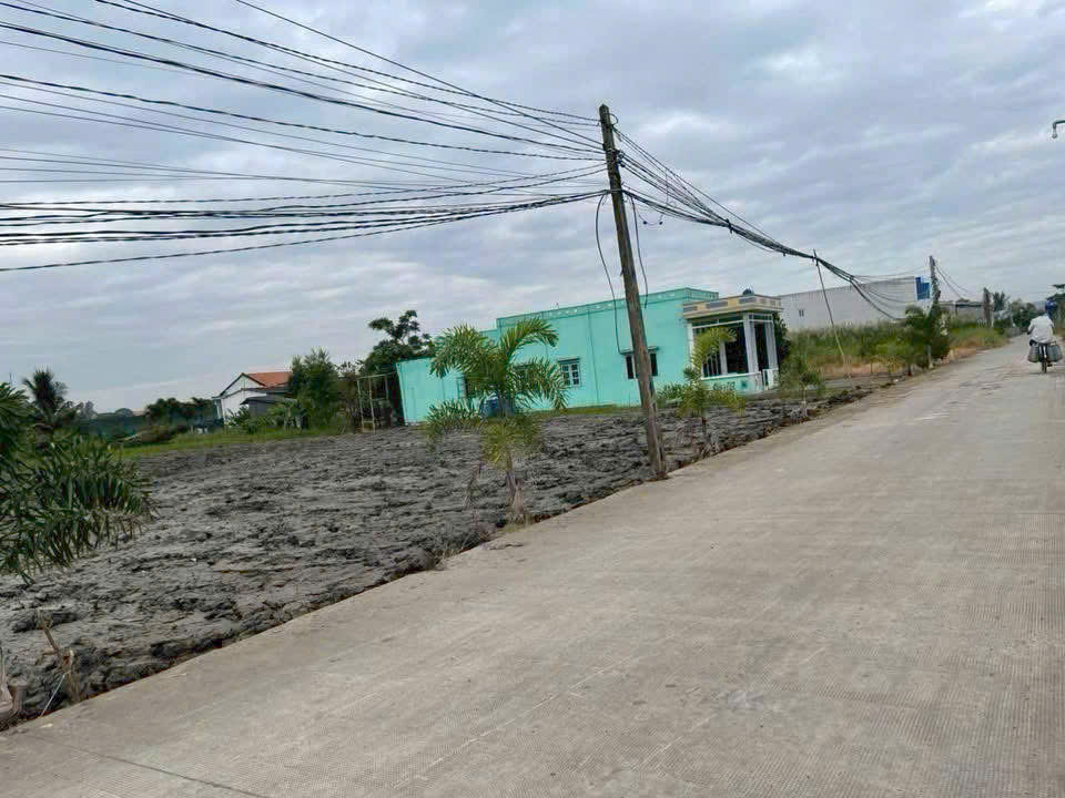 Đất thổ cư 210m2 mt xe hơi xã Tân Lân Chủ xả cuối năm 900tr/nền