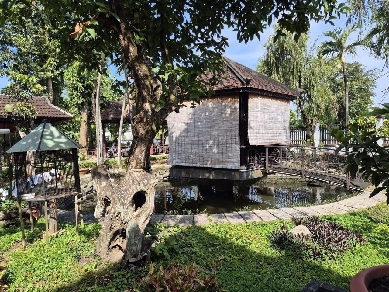 SIÊU PHẨM BIỆT THỰ GỖ SÂN VƯỜN – 2 MẶT TIỀN NHỰA NHỊ BÌNH, HÓC MÔN