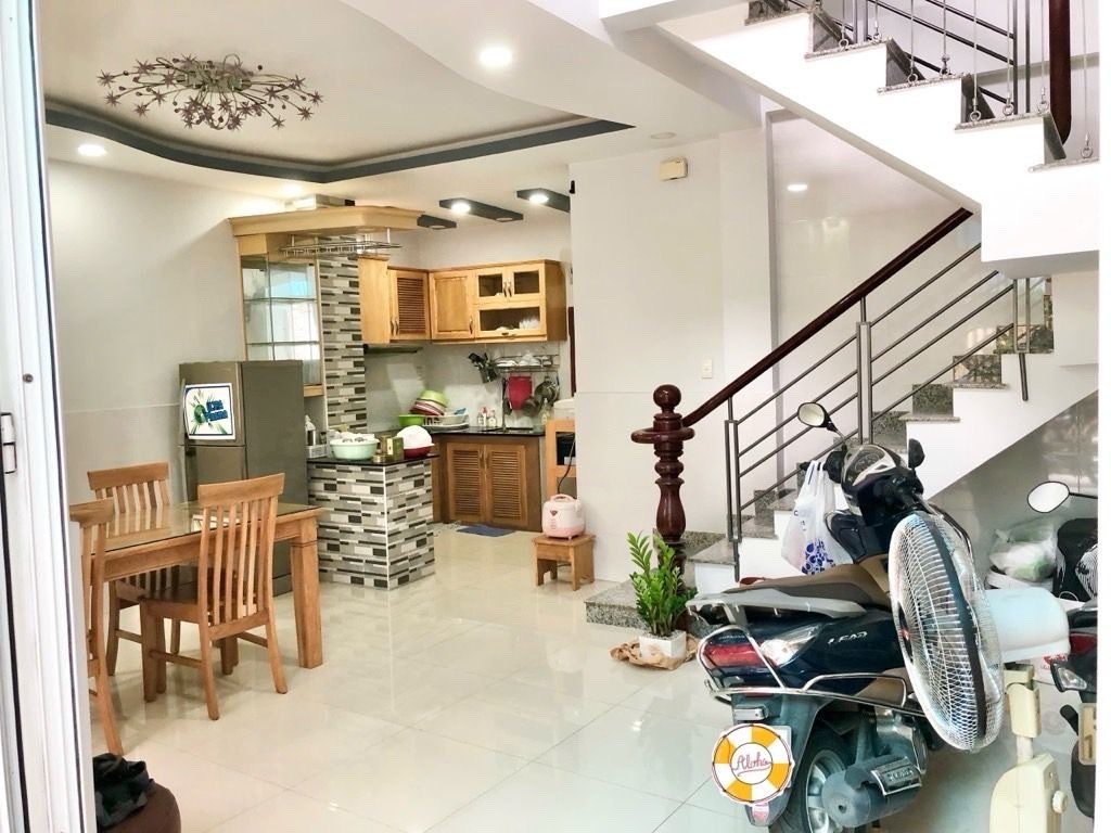 BÁN NHÀ Đ.XÓM CHIẾU- NHÀ CĂN GÓC THOÁNG MÁT- NGANG LỚN 5.9M- CÁCH VÀI BƯỚC CHÂN RA MT XE HƠI- ĐI 3