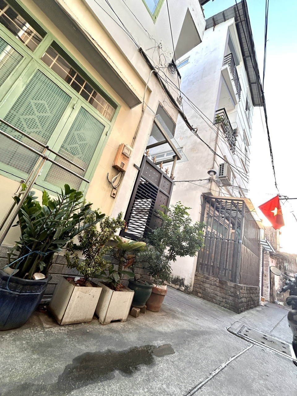 BÁN NHÀ Đ.XÓM CHIẾU- NHÀ CĂN GÓC THOÁNG MÁT- NGANG LỚN 5.9M- CÁCH VÀI BƯỚC CHÂN RA MT XE HƠI- ĐI