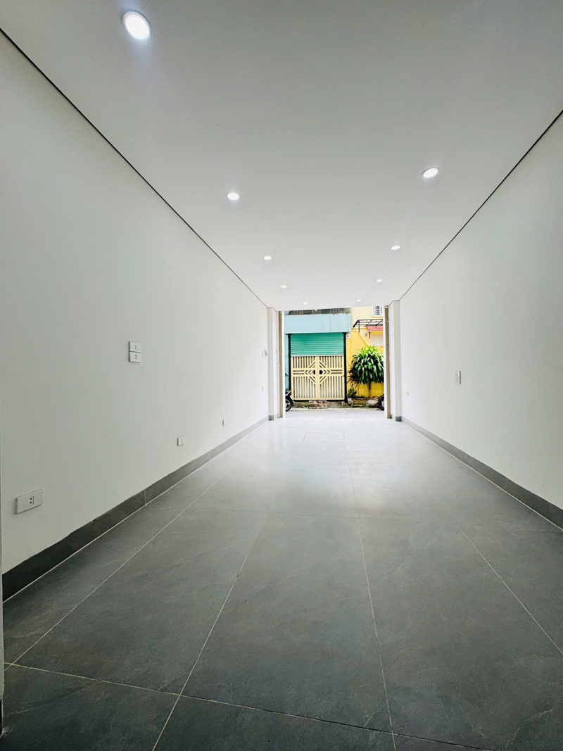 Cần bán 30m2 nhà 6 tầng thang máy, đường ô tô tránh ngõ 40 Kẻ Tạnh. Gần trường các cấp, gần chợ 5