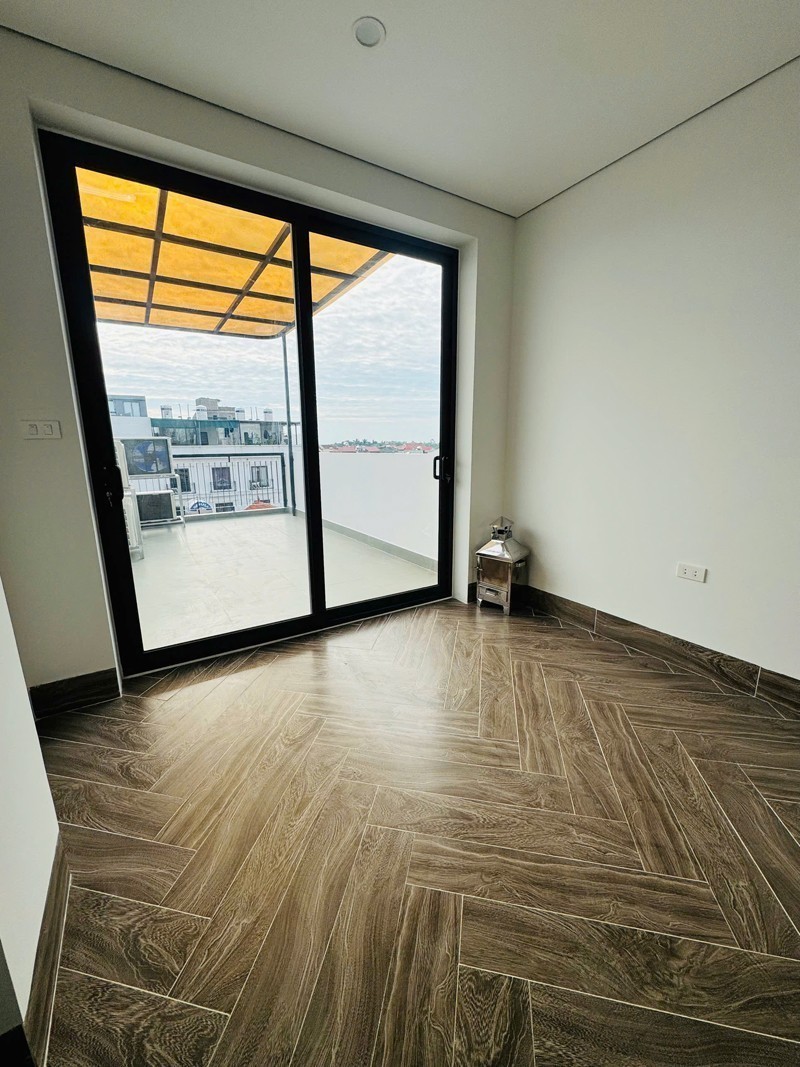 Cần bán 30m2 nhà 6 tầng thang máy, đường ô tô tránh ngõ 40 Kẻ Tạnh. Gần trường các cấp, gần chợ 6