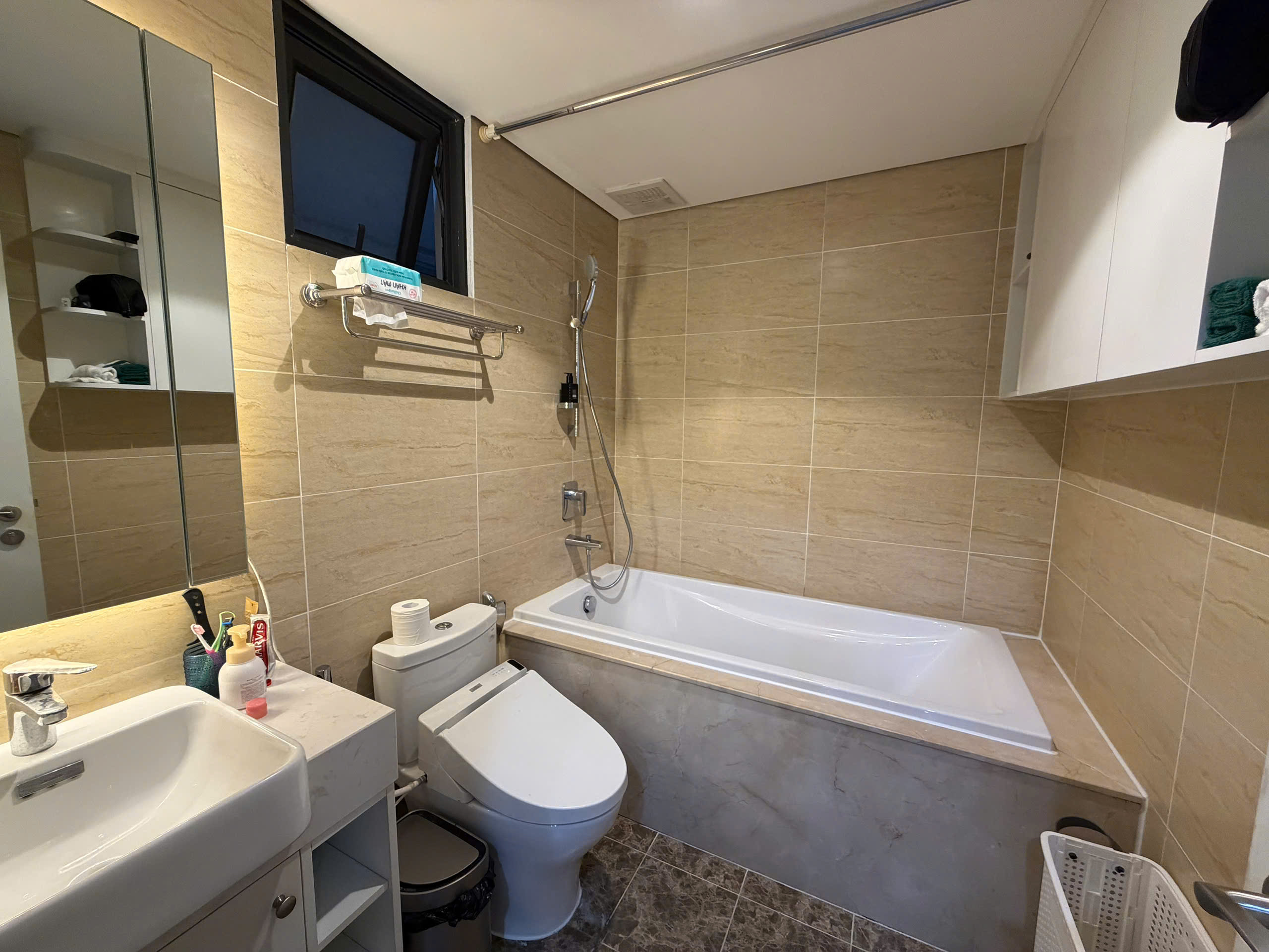 Cần bán Căn hộ chung cư DCapitale C6 – Căn 3 ngủ 85m², view hồ hiếm của dự án 7