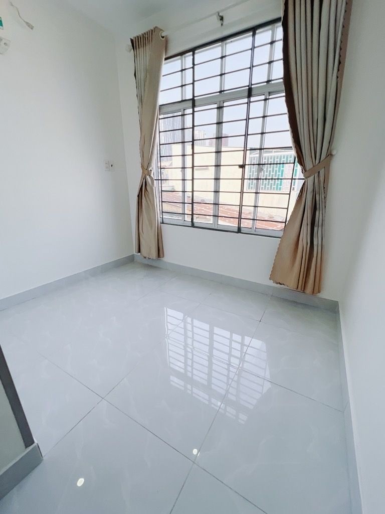 BÁN NHÀ Đ.HOÀNG DIỆU- LÔ GÓC CÁCH VÀI BƯƠC CHÂN RA MT XE Đ. VĨNH KHÁNH- NHÀ 5 TẦNG- GẦN TRƯỜNG 5