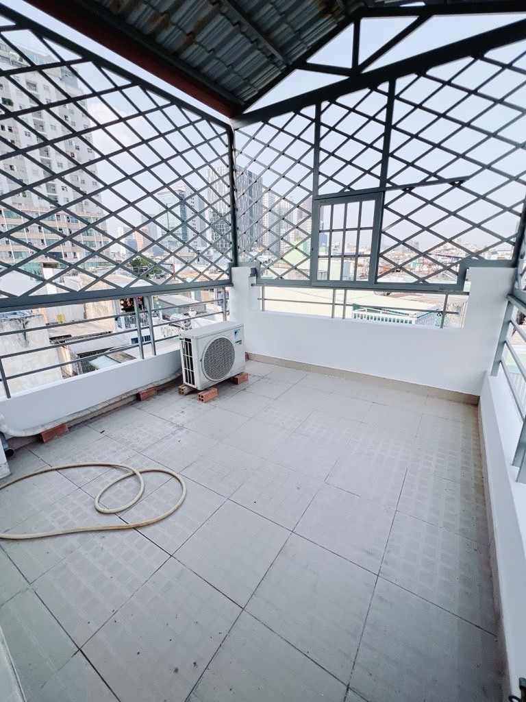 BÁN NHÀ Đ.HOÀNG DIỆU- LÔ GÓC CÁCH VÀI BƯƠC CHÂN RA MT XE Đ. VĨNH KHÁNH- NHÀ 5 TẦNG- GẦN TRƯỜNG 4