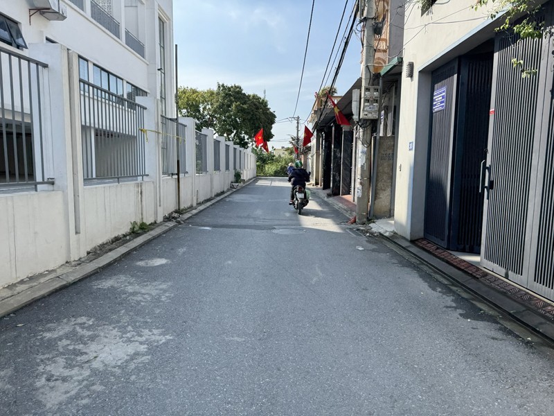 Cần bán 102m2 đất Làng Vàng, Gia Lâm. Đường thông xe ô tô 7 chỗ 6