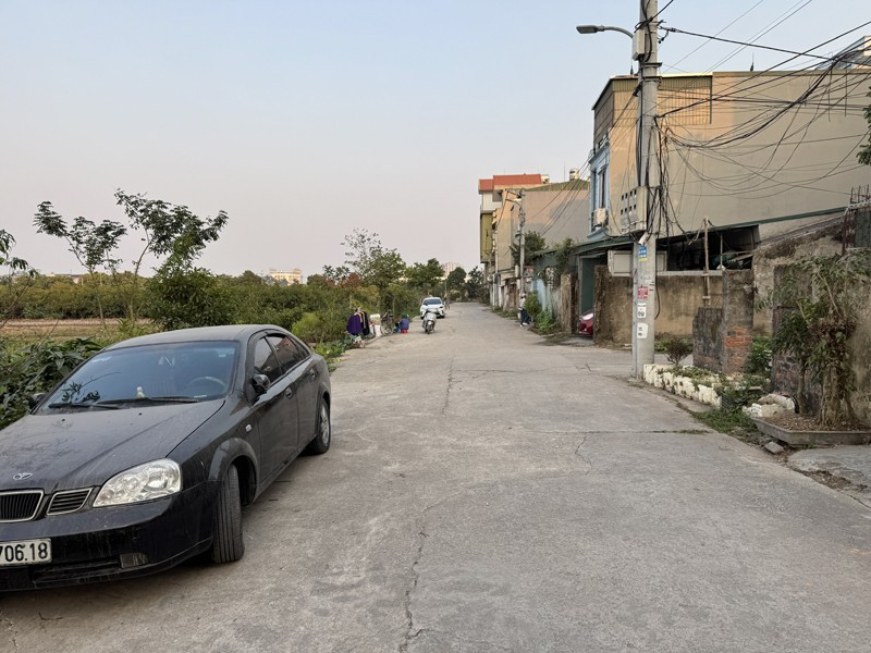 Bán đất tặng nhà C4 Trâu Quỳ - 60m2 View "Triệu Đô" Vĩnh Viễn - Ô Tô tránh - Khe thoáng sau 1m 7