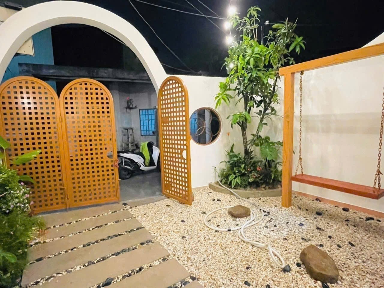 NHÀ MỚI ĐÓN TẾT, NHÀ ĐẸP KIÊN CỐ Ở NGAY, NHÀ 2 TẦNG 2 MÊ FULL NỘI THẤT XỊN, DIỆN TÍCH 100M2. CHỈ