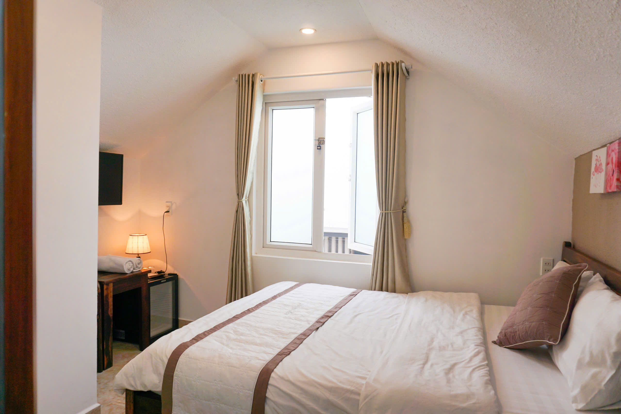 Cho thuê Khách Sạn 10 phòng có thang máy mặt tiền Nguyễn Trãi P9 Đà Lạt giá 32 triệu 4