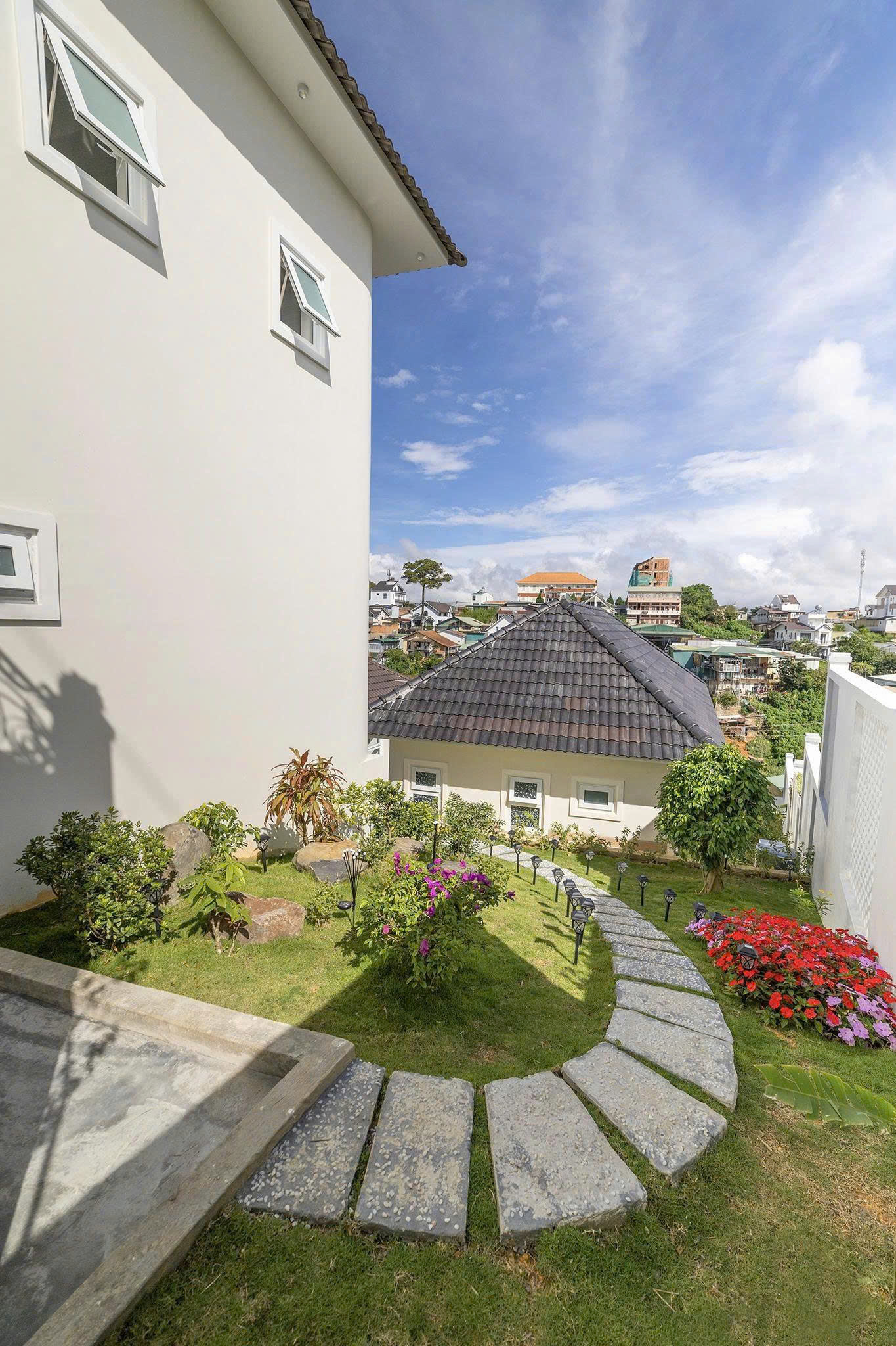 Cho thuê villa sân vườn 4 nhà riêng biệt 7 phòng đường Lý Nam Đế, phường 8, đà lạt giá 40tr 4