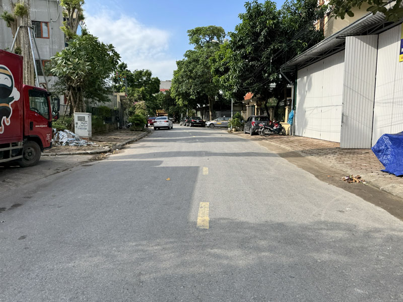 Cần bán 79,5m2 nhà C4 mặt phố Chính Trung, Gia Lâm. Đường 13m ba ô tô tránh nhau 4