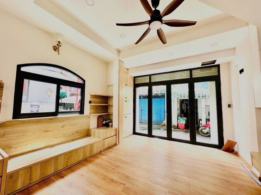 BÁN NHÀ CĂN GÓC 2 MT- HIẾM NGANG 4M- Đ.ĐOÀN VĂN BƠ- XE HƠI ĐỔ CỬA-KINH DOANH ĐA NGÀNH NGHỀ- GIAO 2