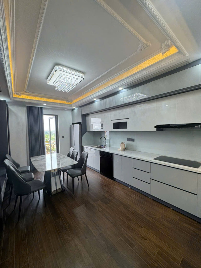 Cần bán 65m2 nhà 8 tầng, thang máy, mặt phố Tân Thụy, Việt Hưng. Thông sàn, gara 2 ô tô 8