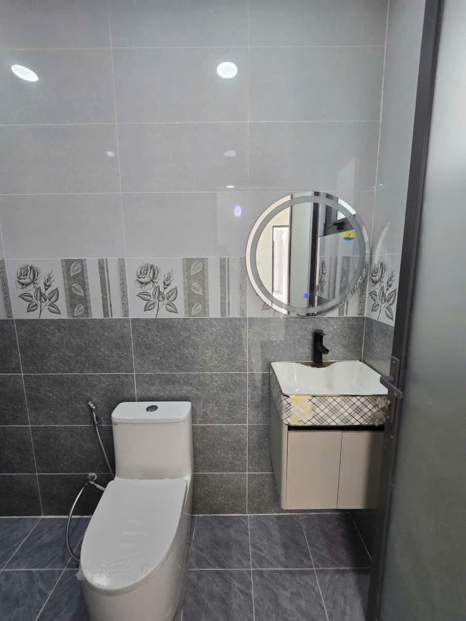 Bán nhà mới xây trong KDC Hoàng Phúc , xã Long Khê dt 81m2 , 2 lầu , 3pn , 3wc giá 3,28 tỷ 9