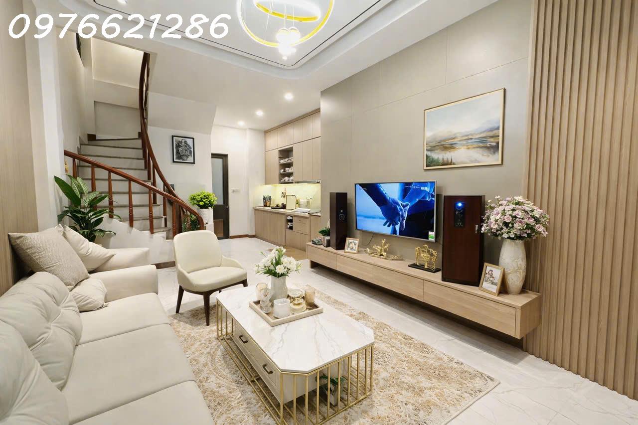 Rẻ vô địch -BÁN NHÀ ĐẸP VIỆT HƯNG – 30M² – 5 TẦNG – FULL NỘI THẤT –7 TỶ – Ô TÔ GẦN – NHÀ NỞ HẬU