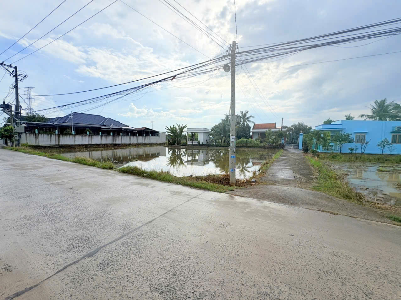 Bán đất thổ lúa vuông vức , đường beton xe 8 tấn xã Tân Bửu  tdt 600m2 ( 150m2 thổ ) giá 6 tỷ 2