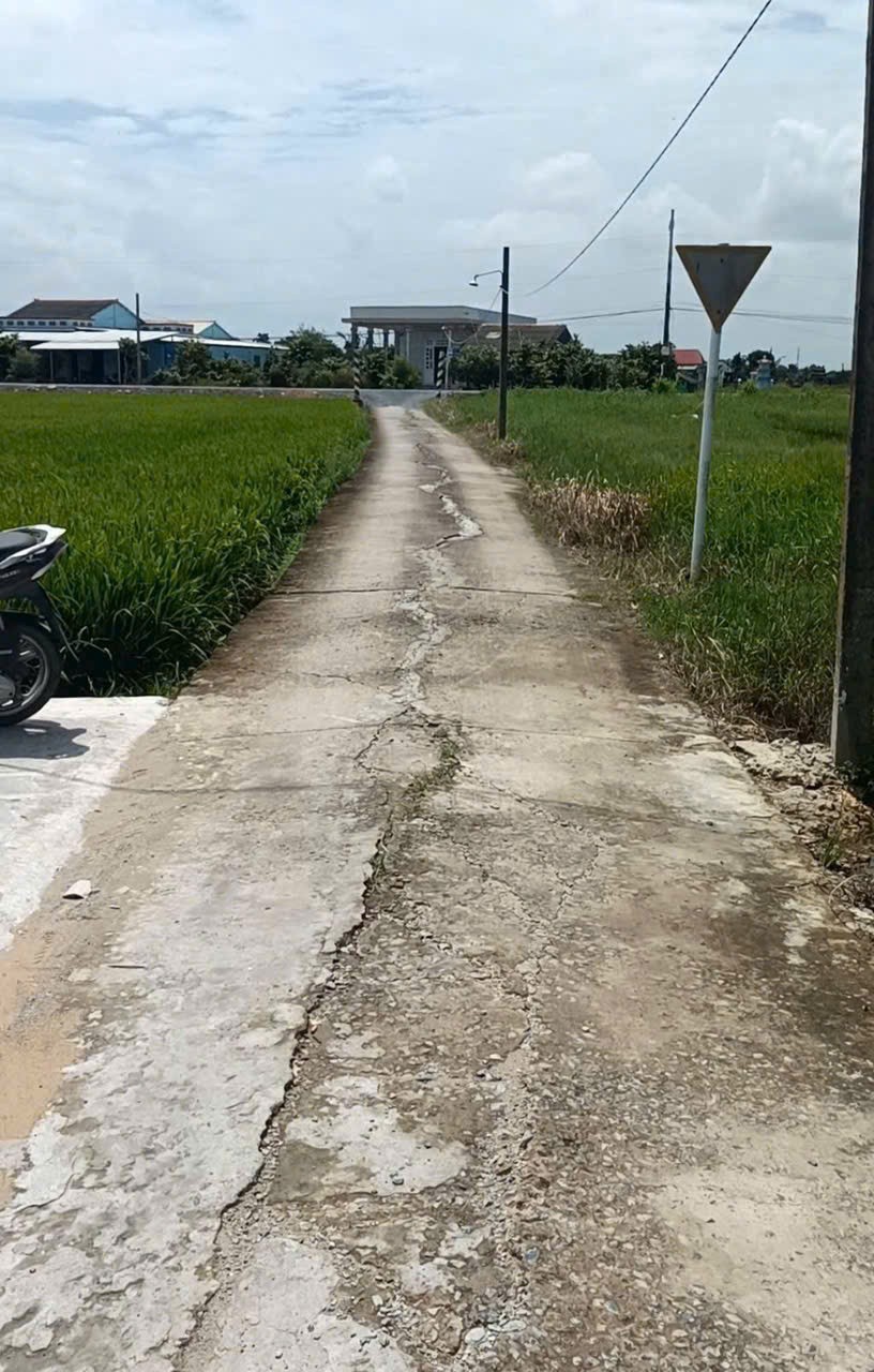 Bán nhà cấp 4 mặt tiền Nguyễn Thị Cần ,Tân Phước Tây , dt 174m2 ,2pn ,1wc , sân oto giá 1,499 tỷ 2