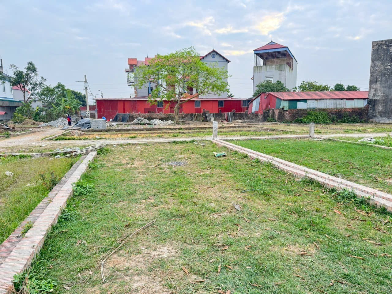 Bán gấp đất Quang Minh - 69M2 - mặt tiền rộng 5.5M - sổ đỏ chính chủ - giá chỉ 2.2 tỷ 2