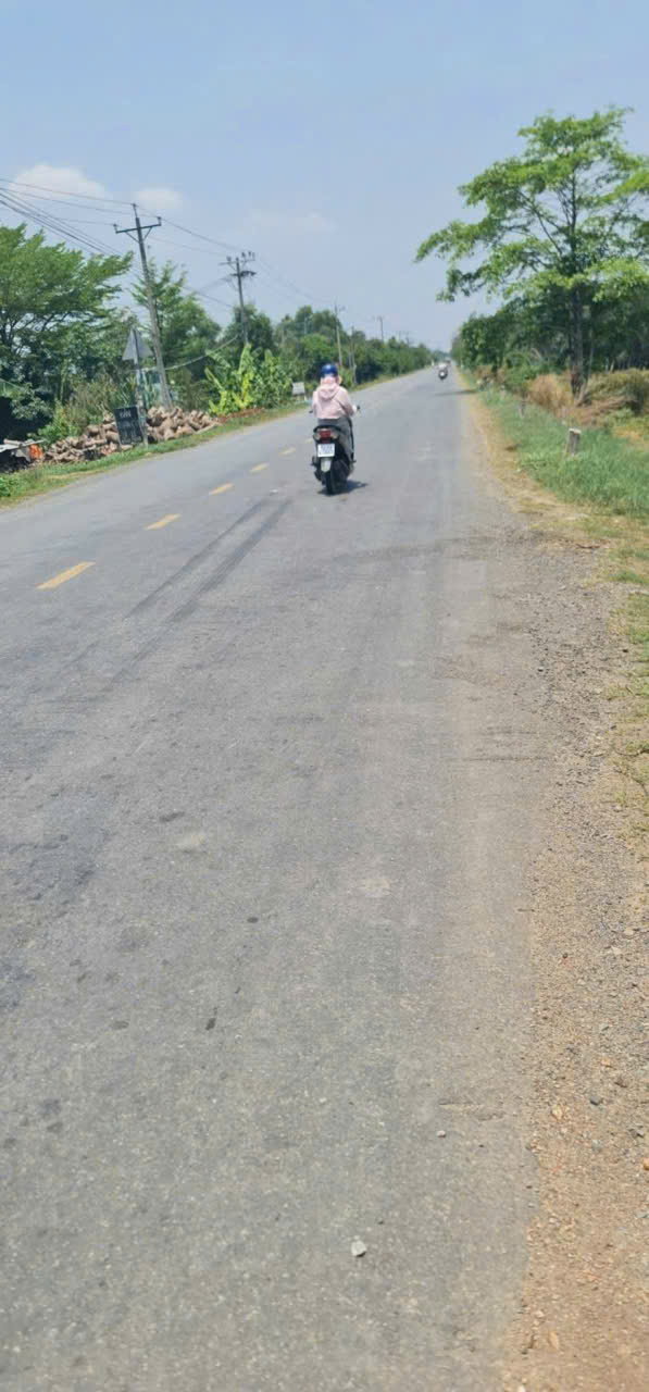 Bán đất mặt tiền tỉnh lộ 823 , xã Hòa Khánh Tây tdt 1862m2 ( 320m2 thổ ) giá 11 tỷ