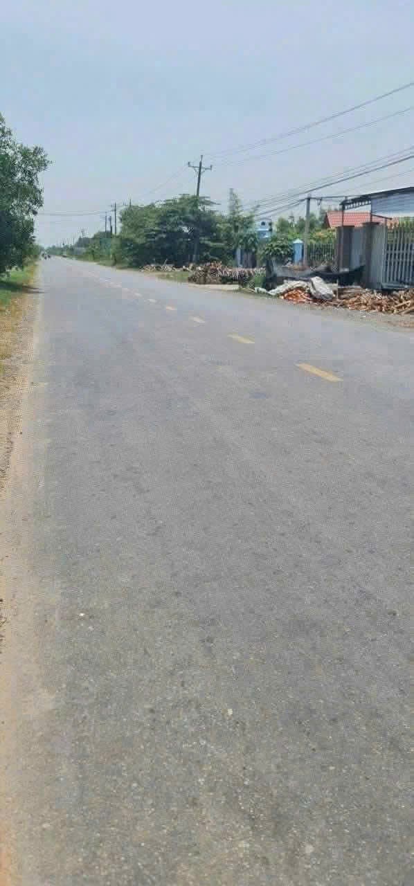 Bán đất mặt tiền tỉnh lộ 823 , xã Hòa Khánh Tây tdt 1862m2 ( 320m2 thổ ) giá 11 tỷ 2