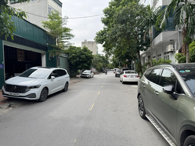 Bán Đất Mặt Phố Chính Trung 79,5m2, MT 5m, Hướng Đông Nam, Sát UBND & Vin Gia Lâm