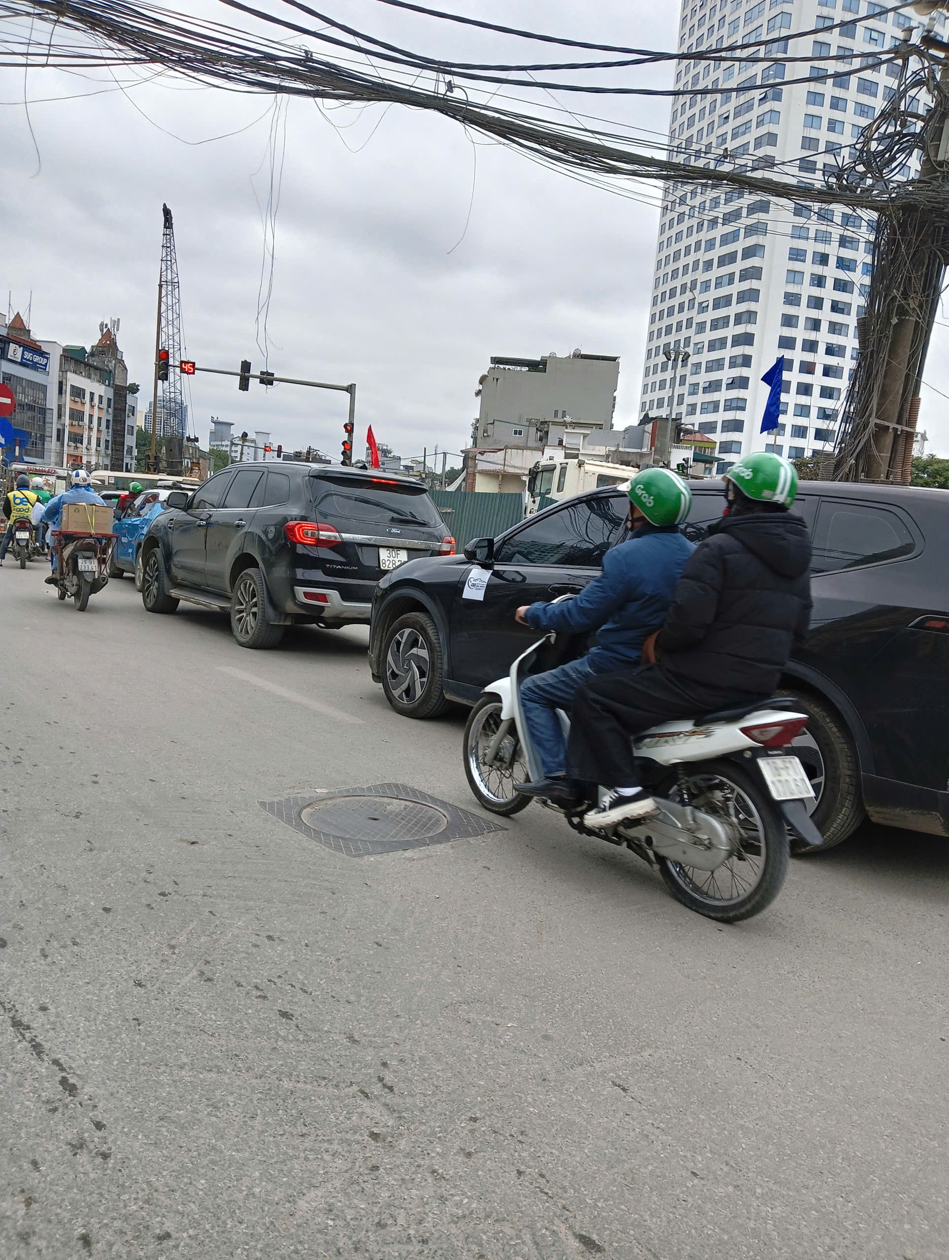 HÀNG HIẾM – MẶT ĐƯỜNG ĐÊ LA THÀNH – BA ĐÌNH.