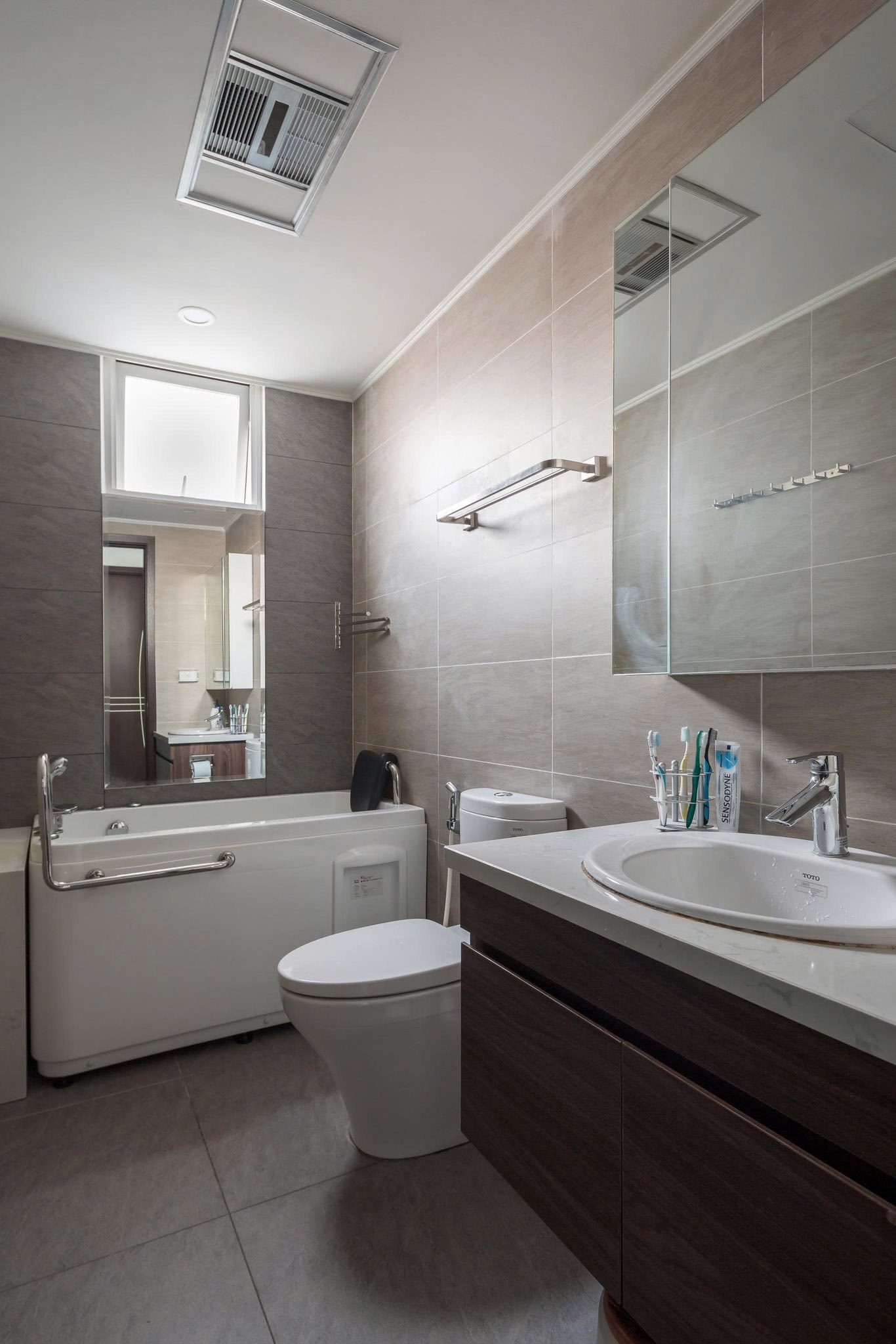 Bán căn hộ 3PN SEASONS AVENUE , nhà đẹp, có slot oto 5