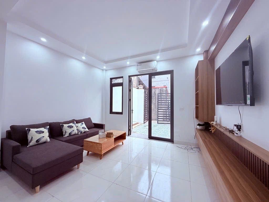 Nhà 3 tầng, đẹp long lanh, mới kính koong thôn Gia Tân - tổ 11, Quang Minh. Tặng full nội thất