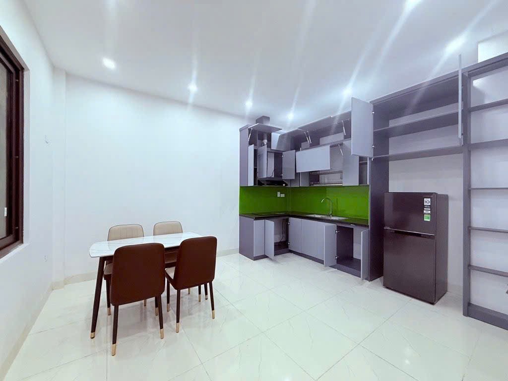 Nhà 3 tầng, đẹp long lanh, mới kính koong thôn Gia Tân - tổ 11, Quang Minh. Tặng full nội thất 2