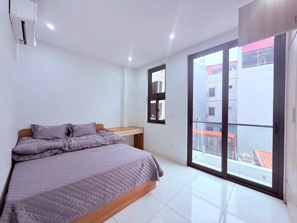 Nhà 3 tầng, đẹp long lanh, mới kính koong thôn Gia Tân - tổ 11, Quang Minh. Tặng full nội thất 3